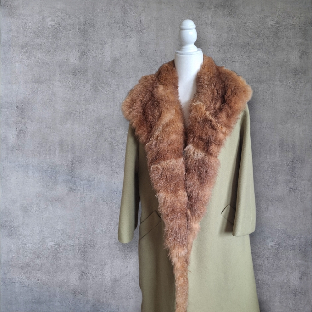 Preloved Elegant Pistaccio Coat with Faux Fur Collar - Unbranded
